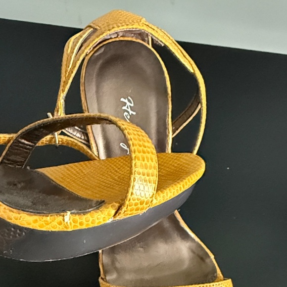 Yellow Strappy Heels Sz 6 - Picture 9 of 11